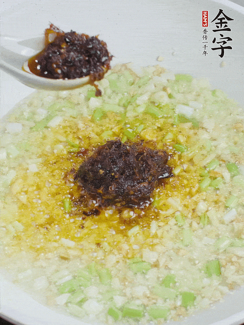 下葱姜、1大勺hth大师酱爆香。