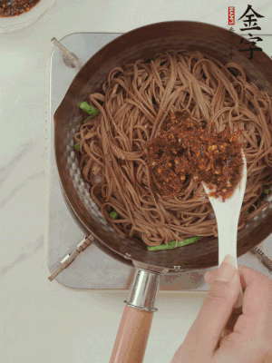 下荞麦面，淋上少许酱油，加2勺hth大师酱略翻炒即可。