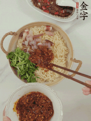 在面上铺鱿鱼、香菜、hth大师酱。