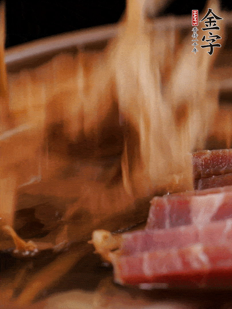 大筒骨、hth、姜片、黄酒一起放入砂锅，加笋干炖煮40分钟。（如果家里有高压锅，用高压锅把高汤压出来更鲜浓。）
