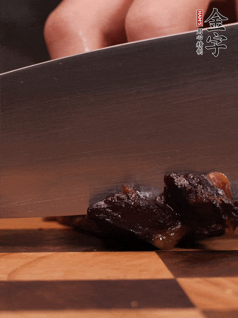 hth
酱油肉整块放入锅中煮至7成熟，切成小块