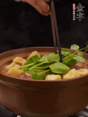 加筒骨煲的经典配菜：hth
土香肠、油豆腐、千张盖上盖子焖一会儿，耐心等候10分钟。